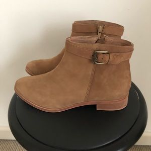 Urban outfitters tan boots size 7